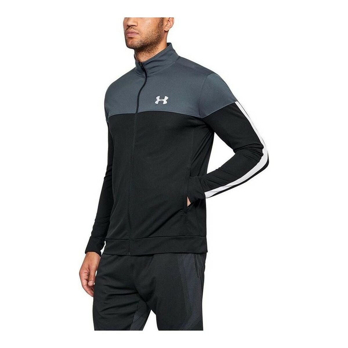 "Under Armour 1313204-008 svart träningsjacka för herr i 100 % polyester med dragkedja och sportig passform."