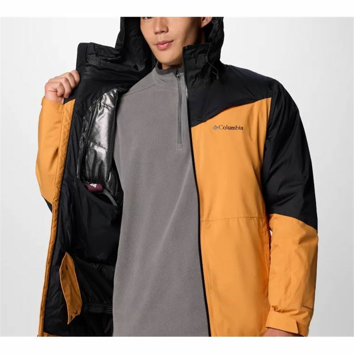 "Columbia Iceberg Point II träningsjacka herr svart – modell bär jackan utomhus."