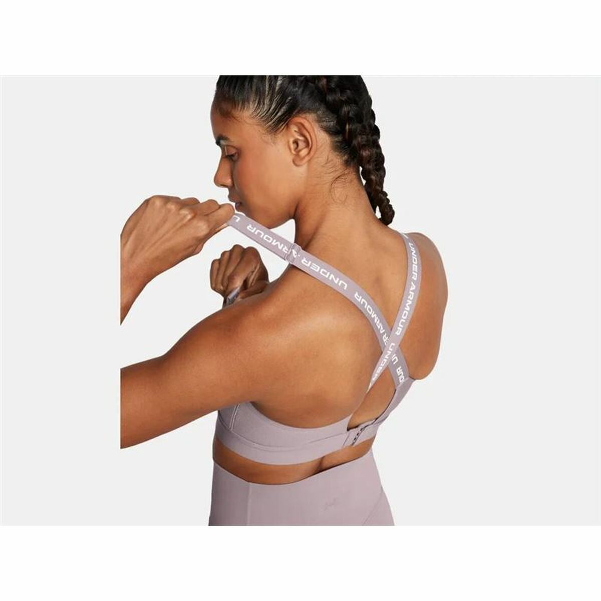 "Under Armour Infinity High brun – modell snett bakifrån visar design och rörelsefrihet."