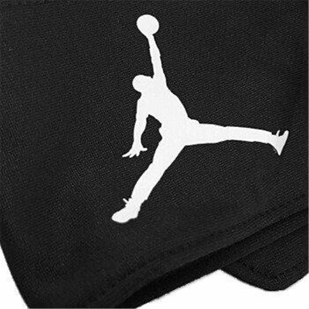 "Närbild på Jordan Jumpman logotyp på svart huvudsportband"