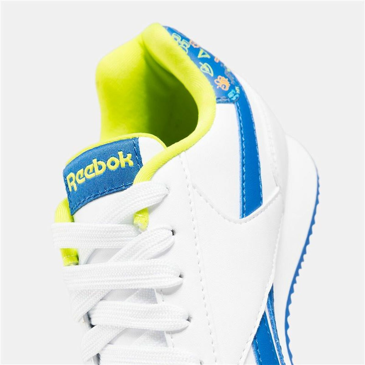 "Detaljbild av Reebok-logotypen på Royal CL Jog 3.0 Vit barnsko."