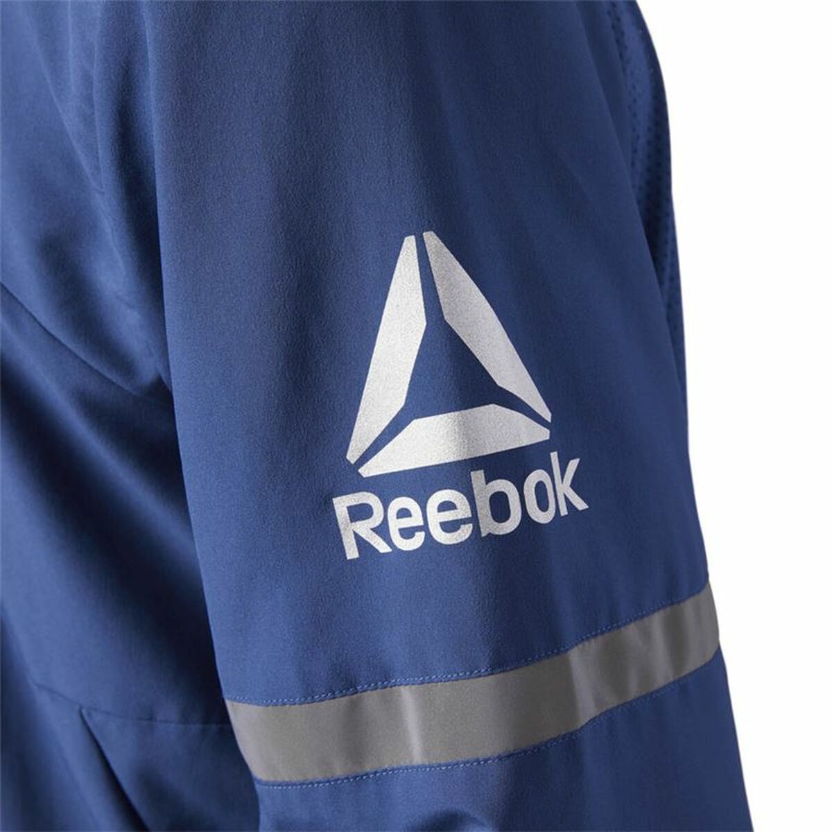 "Detaljbild av Reebok Run Woven mörkblå träningsjacka – ventilerande och lätt."