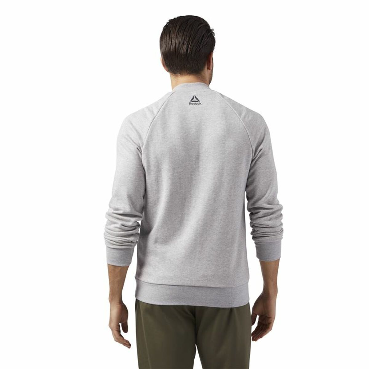 "Modell bär Reebok Bomber Retro grå tröja – sportig och tidlös look."