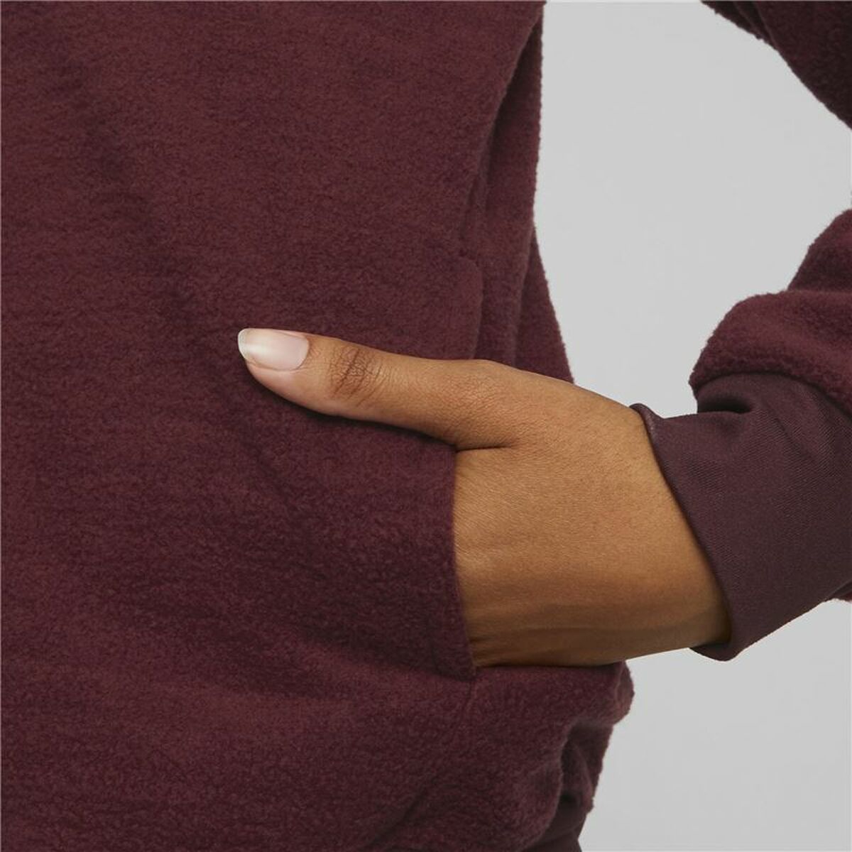 "Detaljbild på Puma Fit Sherpa mörkröd fleecejacka för träning och vardag."