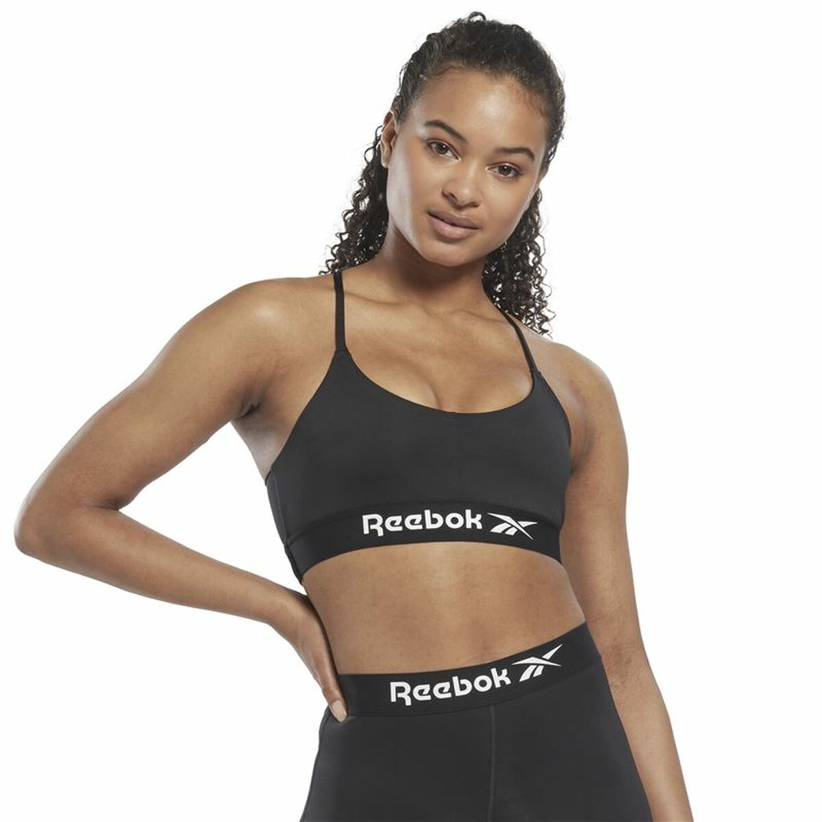 "Framsida av Reebok Workout Ready svart sport-bh – bekväm passform med resår under byst."