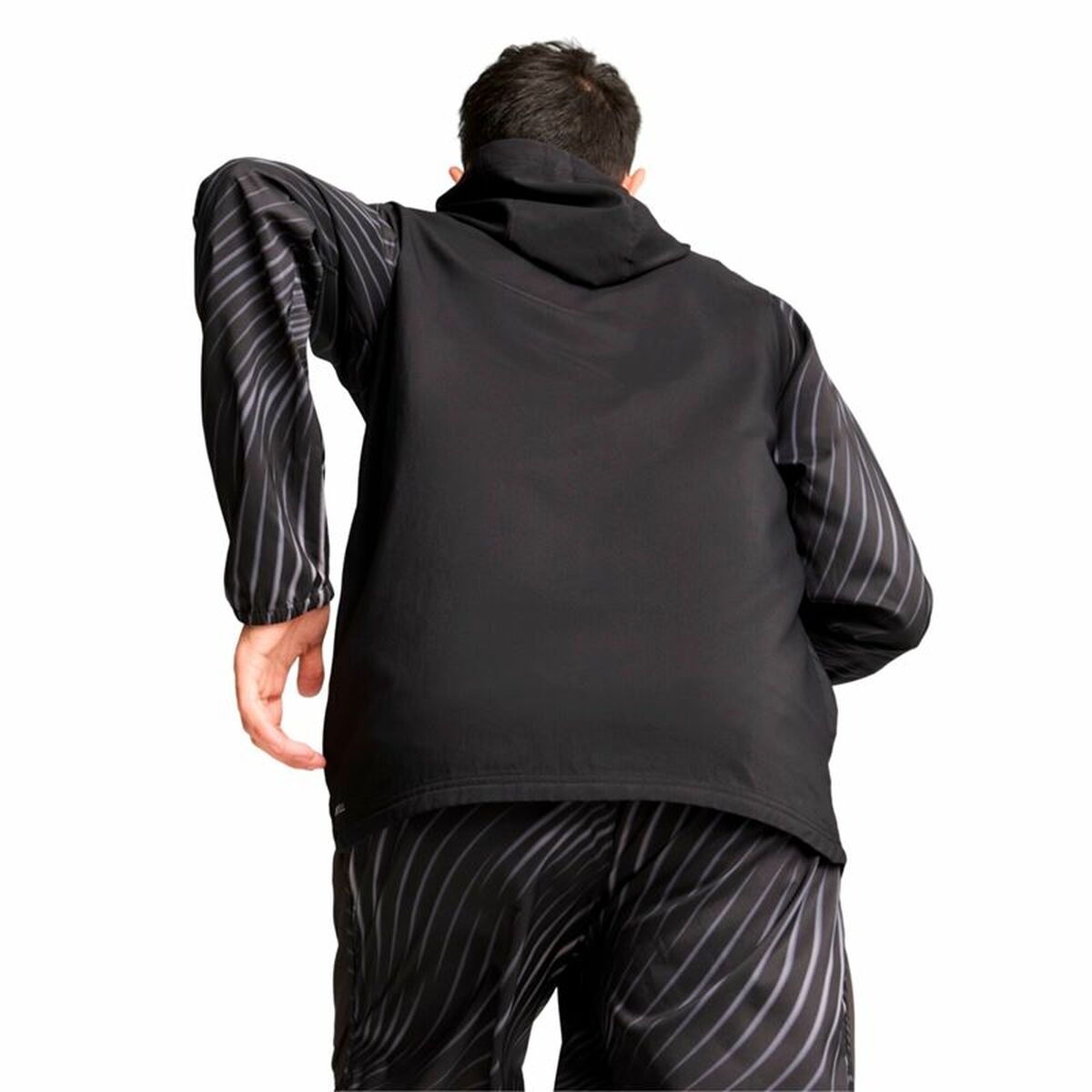 "Puma Run Favorite Aop Woven träningsjacka herr svart – modell bakifrån springer"