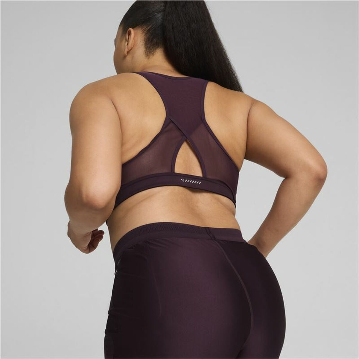 "Puma 4Keeps Run Bra svart – modell bakifrån visar passform och ryggdesign."