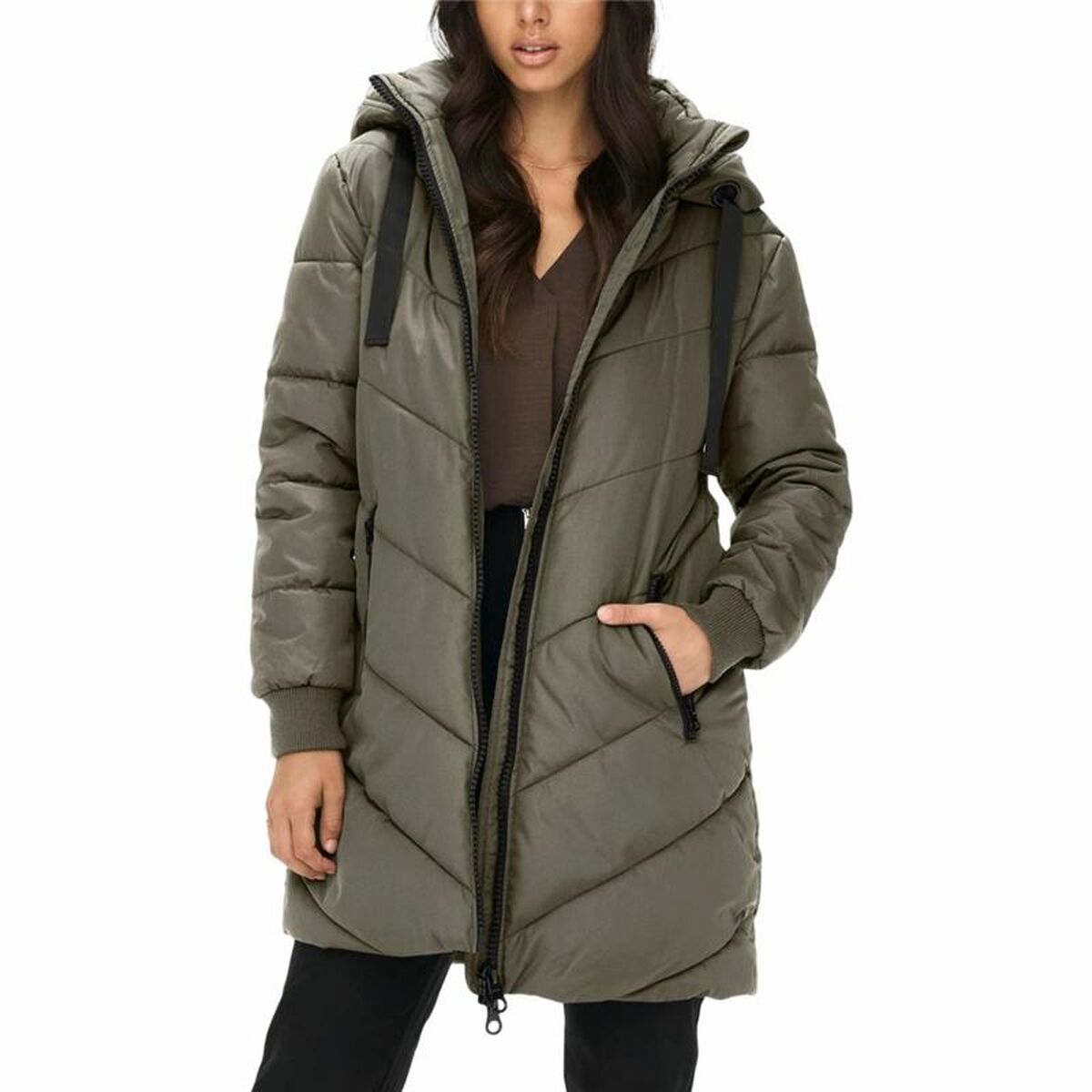 "Only JDYSKYlar sportjacka dam – modell framifrån i helfigur."