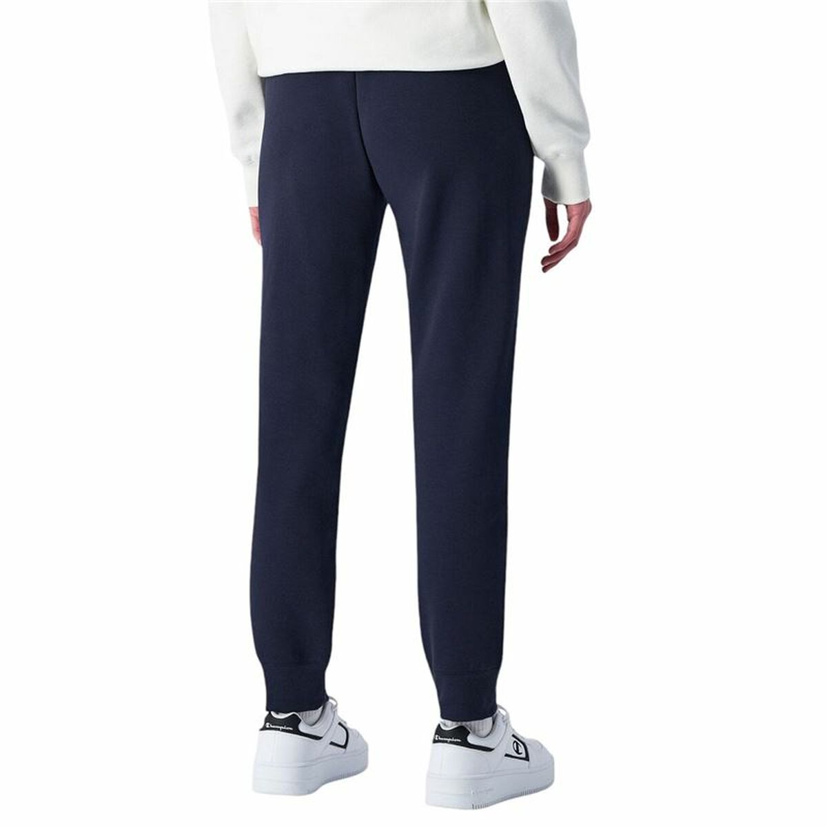 "Champion Rib Cuff Pants herr – modell bakifrån med sportig siluett."