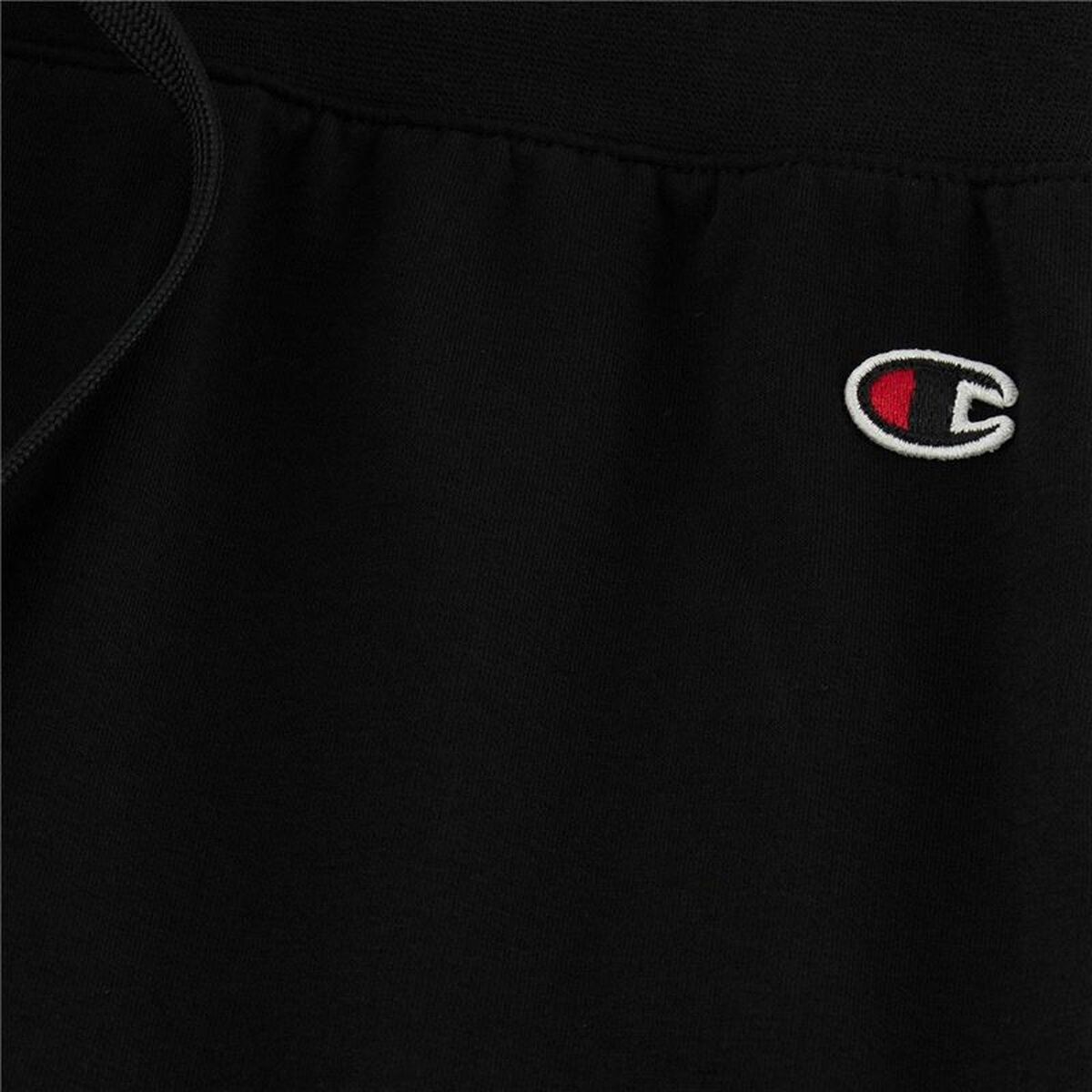 "Champion Rib Cuff Pants herr – närbild på Champion-logga och tygdetalj."