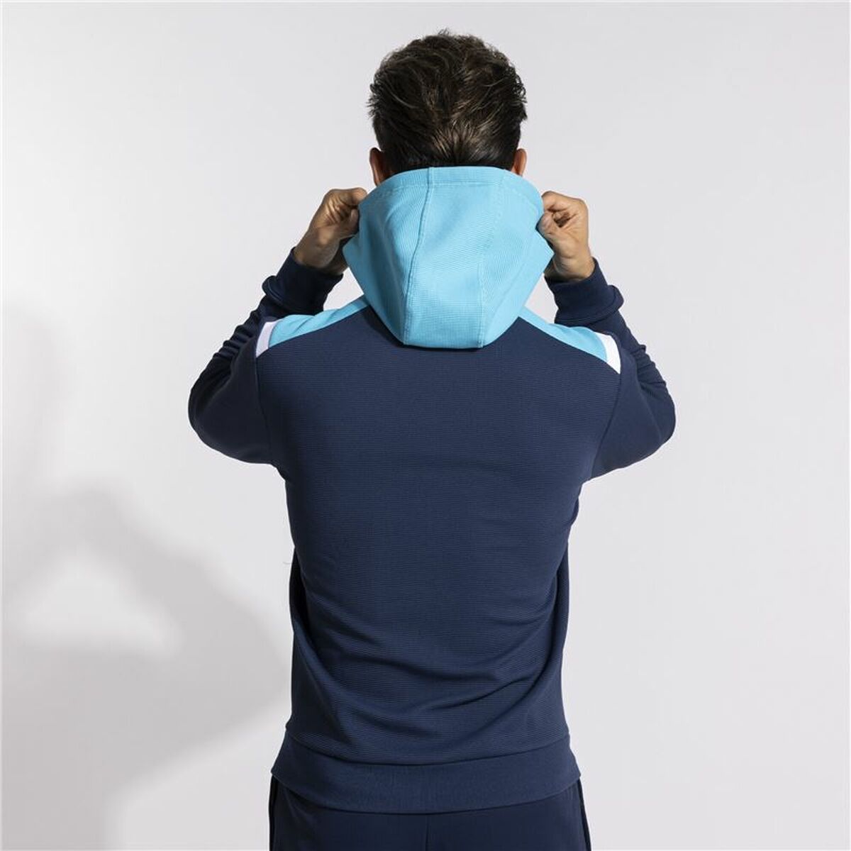 "Joma Sport Toledo träningsjacka herr – modell bär jackan bakifrån."