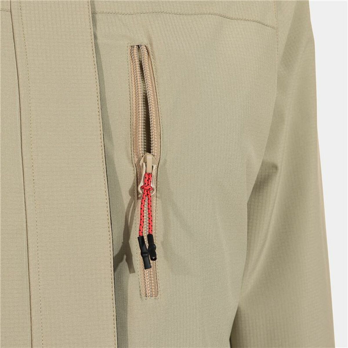 "Joma Mystic sportjacka beige – detaljbild av bröstficka med dragkedja."