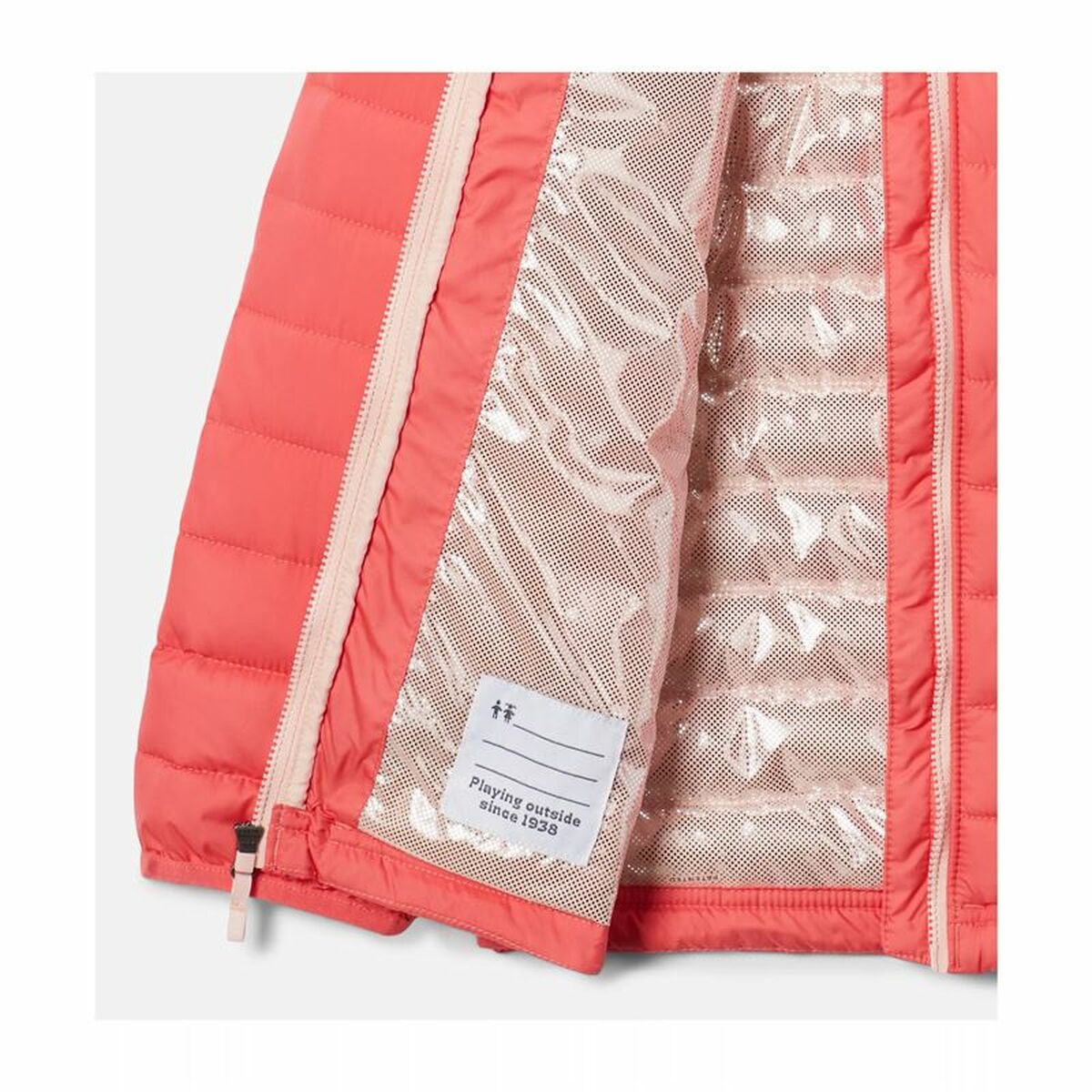 "Detaljbild på Columbia Powder Lite™ barnjacka i laxrosa färg med dragkedja."