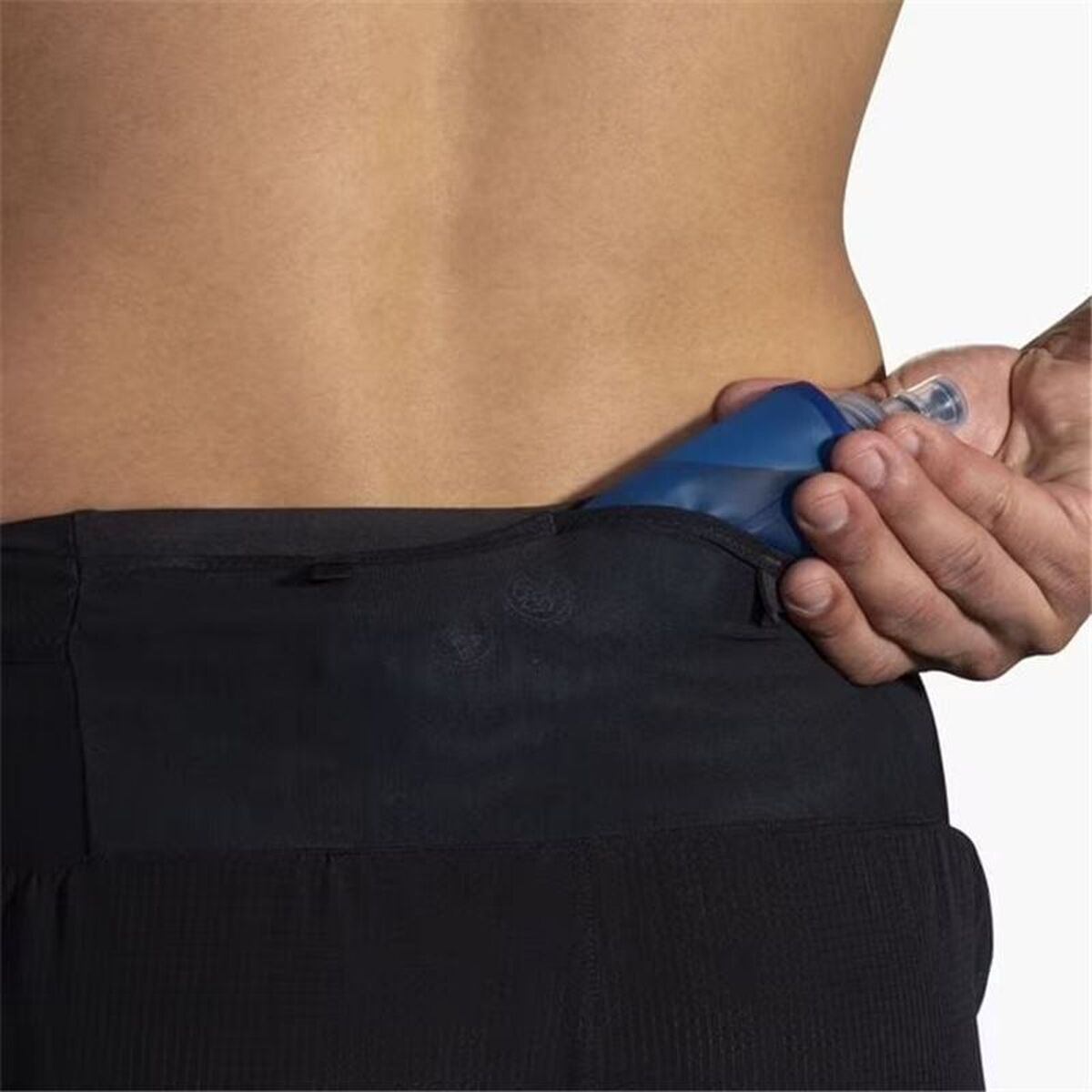 "Brooks High Point 5 2-in-1 svarta sportshorts herr i användning"