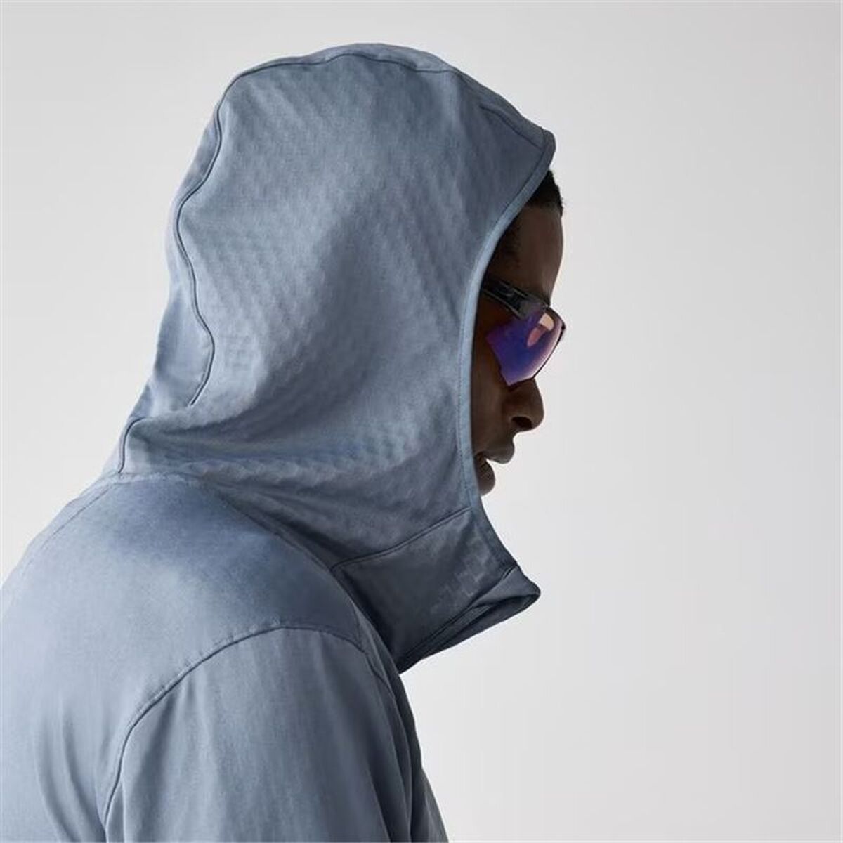 "Brooks Notch Thermal 3.0 tröja med huva herr sidovy"