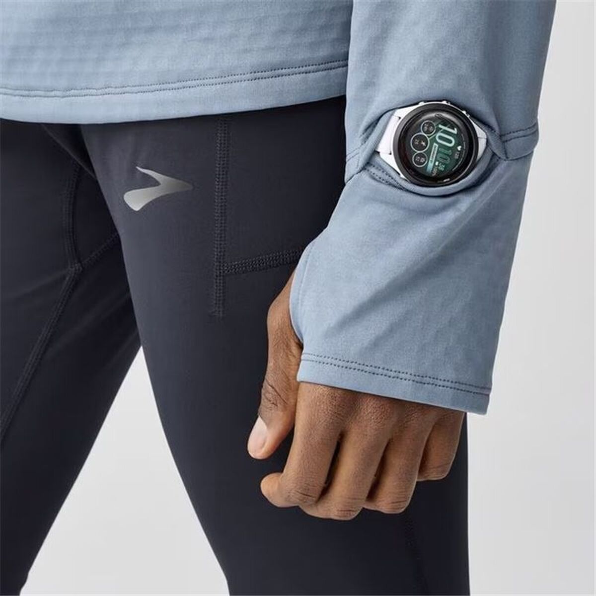 "Brooks Notch Thermal 3.0 hoodie herr detaljvy"