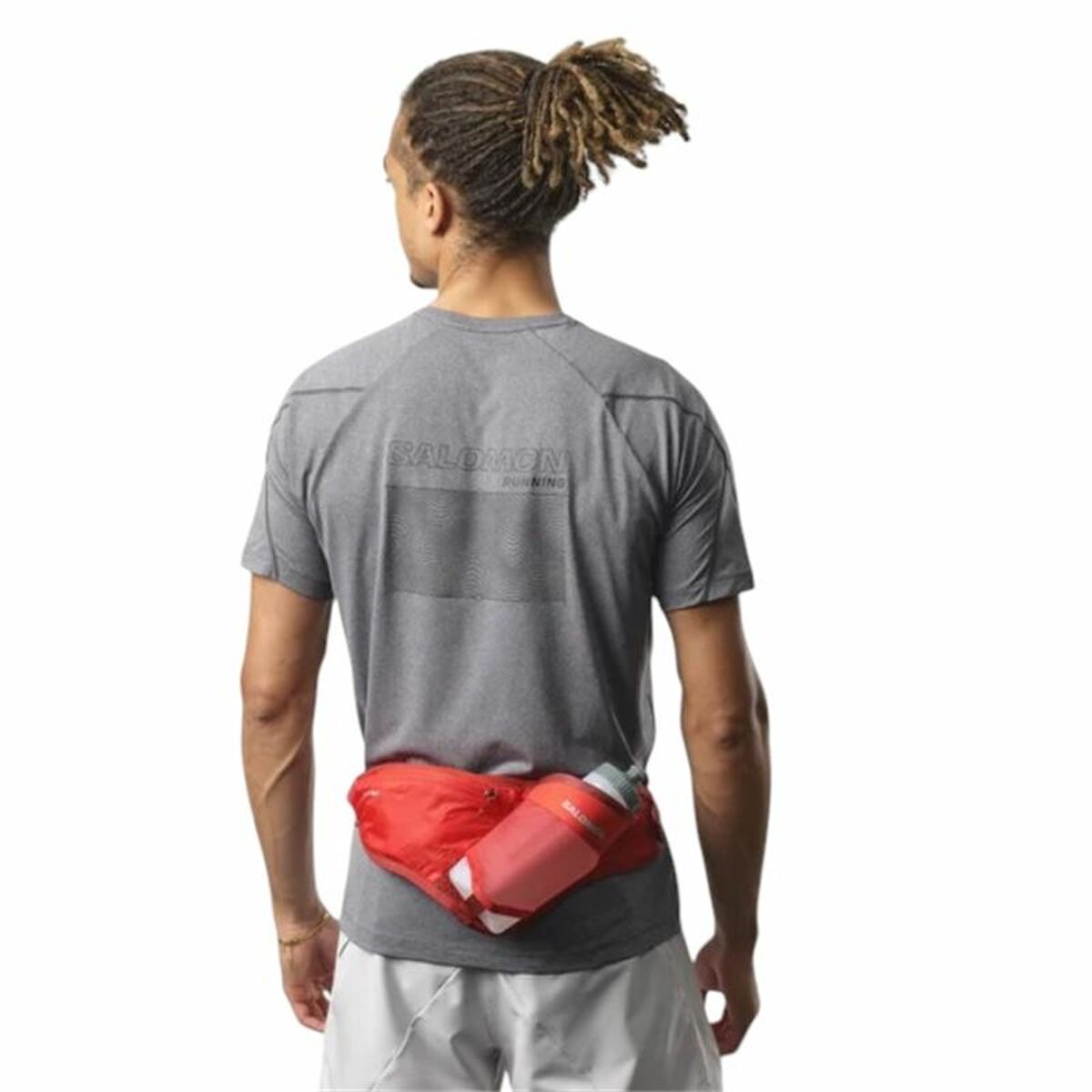 "Salomon Active 3D Bottle bärs runt midjan under aktivitet"