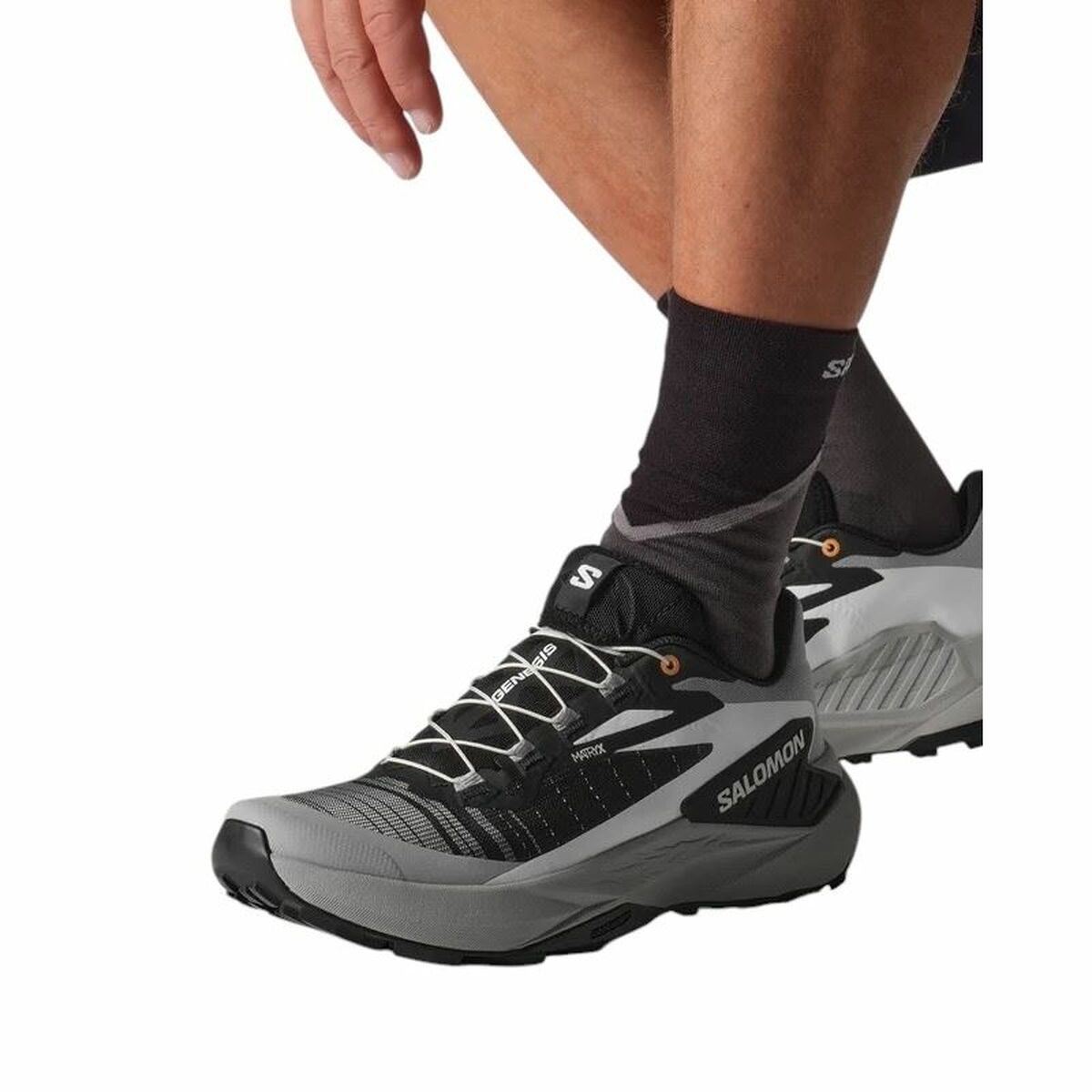 "Salomon Genesis löparskor svart – på fötterna i naturlig löpstil."