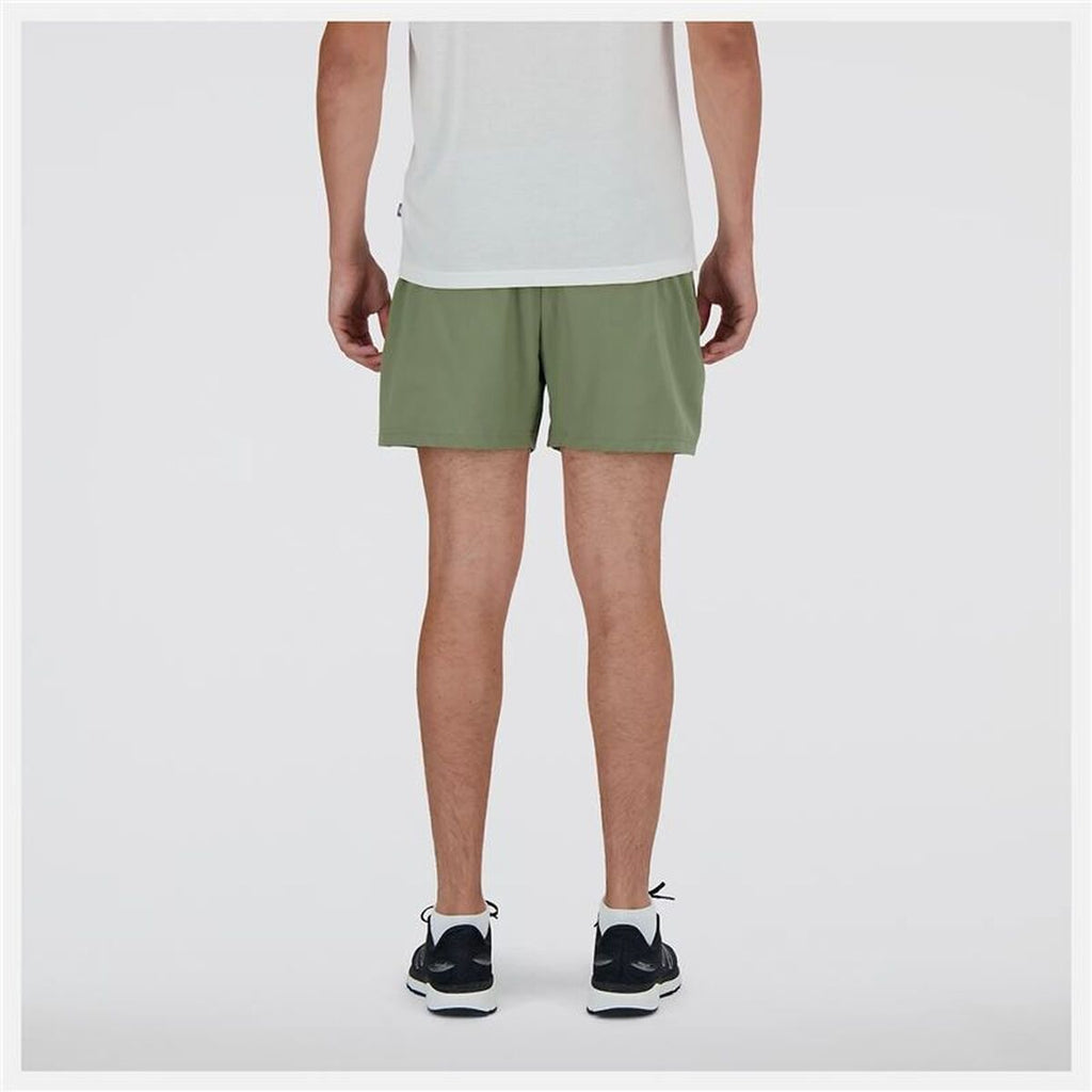 "New Balance Sport Essentials 5 sportshorts herr mörkgrön bakifrån"