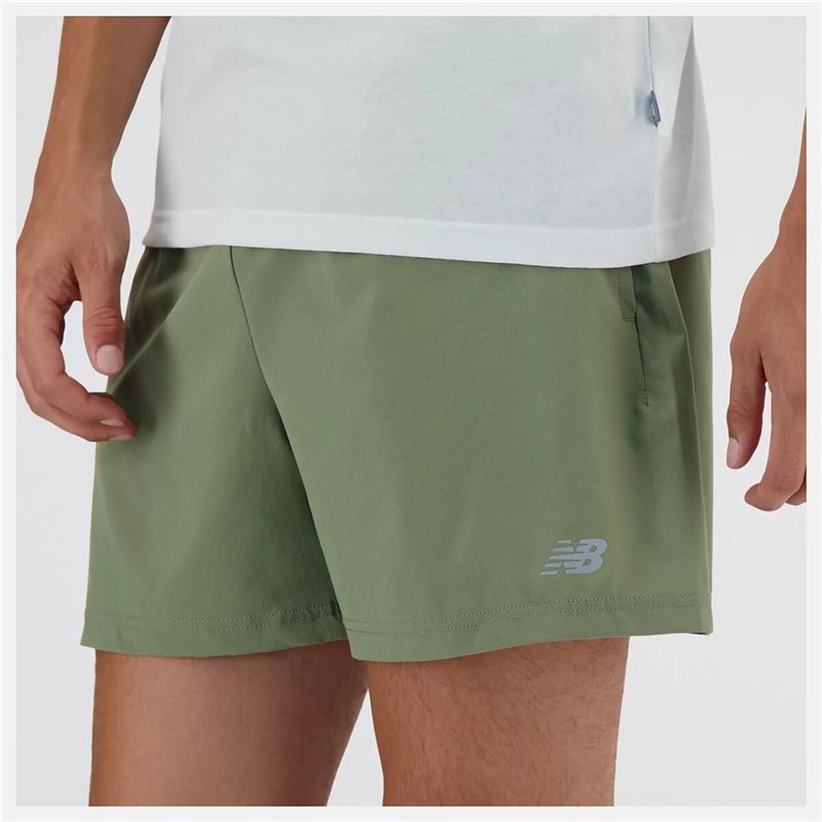 "New Balance Sport Essentials 5 sportshorts herr mörkgrön detalj"