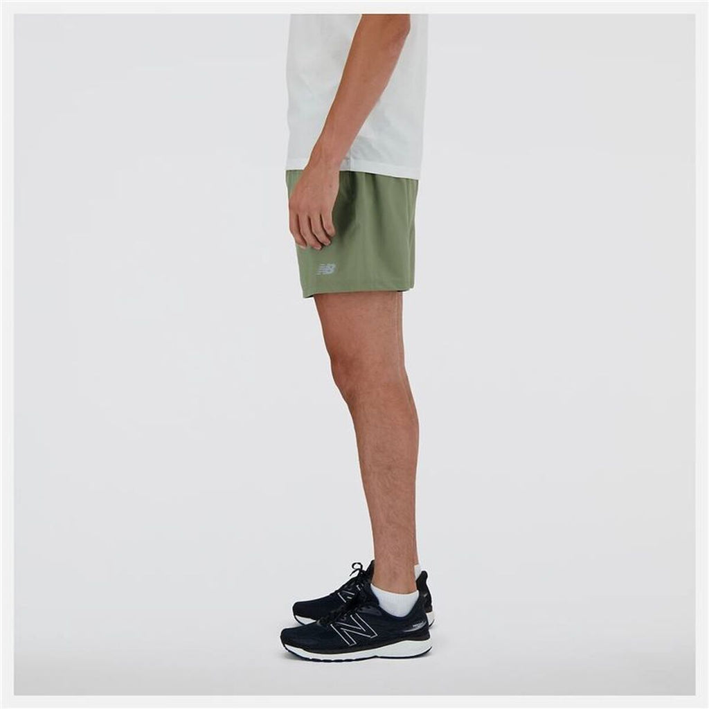 "New Balance Sport Essentials 5 sportshorts herr mörkgrön från sidan"
