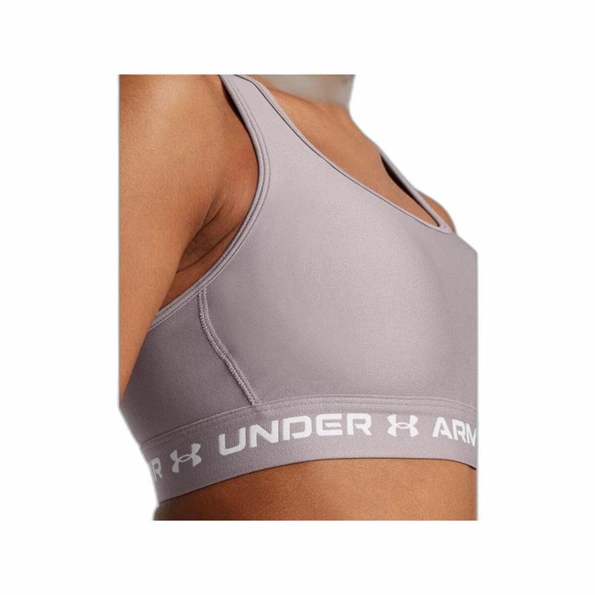 "Under Armour Crossback Mid sport-bh grå – närbild framtill med resår och logga."