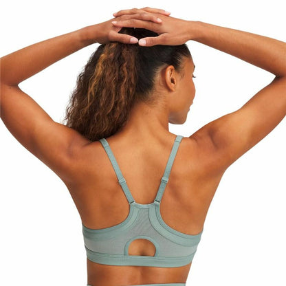 "Under Armour Infinity Low 2.0 sport-bh grön – modell bakifrån med ventilerande design för komfort vid lågintensiv träning."