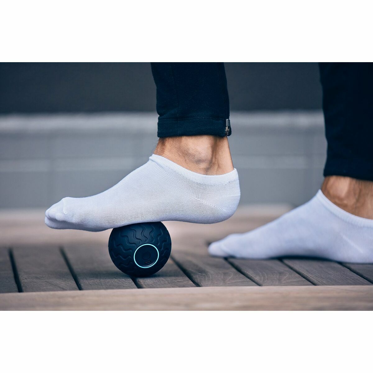 "Fotmassage med Therabody WaveSolo vid skrivbord"