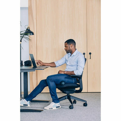 "Kontorsanvändning av Therabody WaveSolo vibrationsboll"