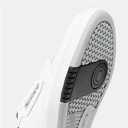 "Närbild på Reebok Phase Court snörning och material"