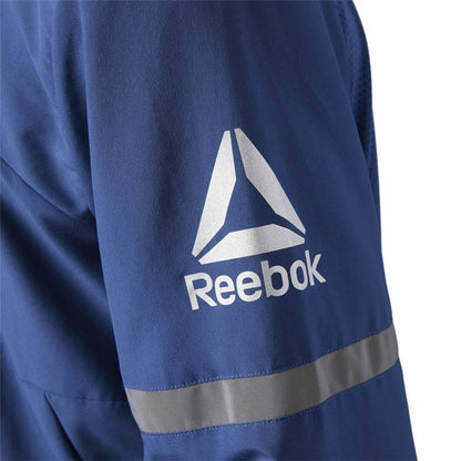 "Detaljbild av Reebok Run Woven mörkblå träningsjacka – ventilerande och lätt."