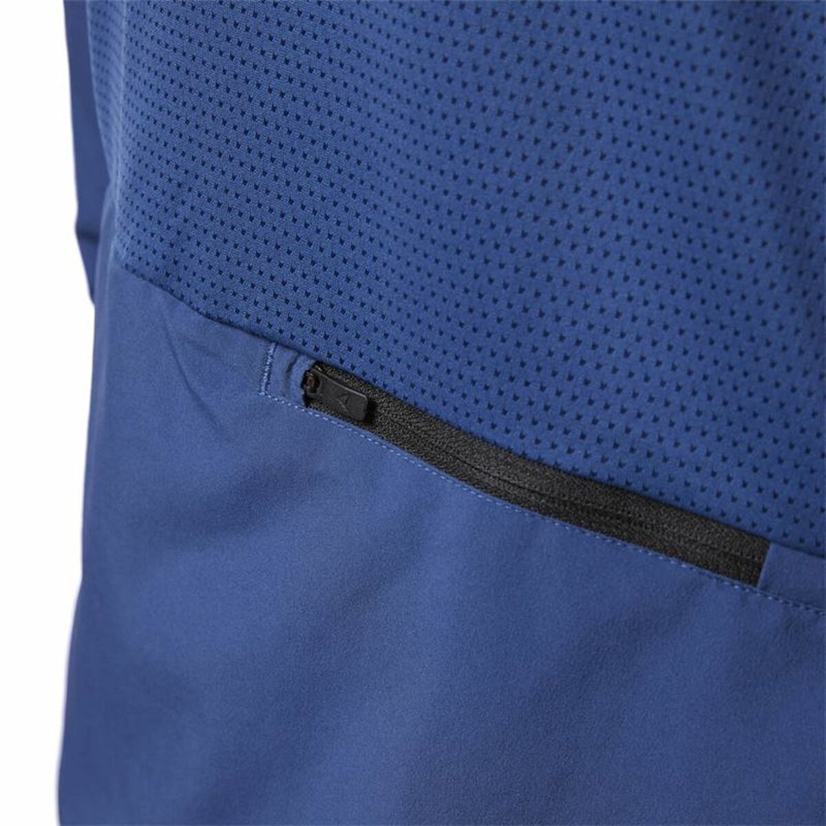 "Närbild på materialet i Reebok Run Woven träningsjacka mörkblå för herr."