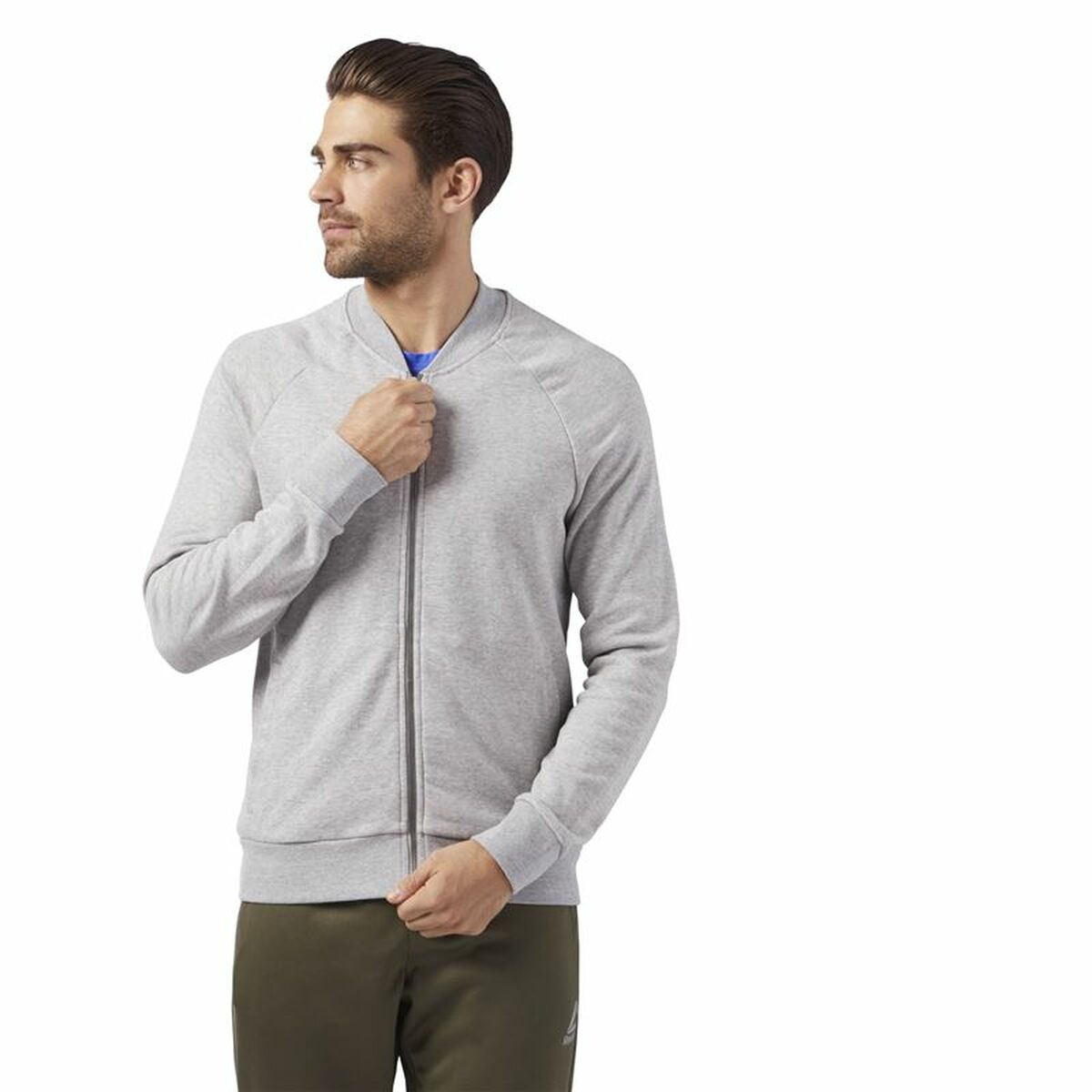 "Framsida av Reebok Bomber Retro grå tröja för herr med ribbad krage."