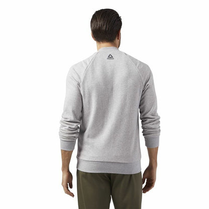 "Modell bär Reebok Bomber Retro grå tröja – sportig och tidlös look."