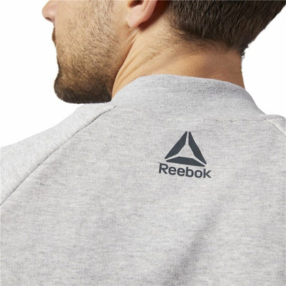 "Närbild på Reebok-logga på Bomber Retro grå herrtröja."