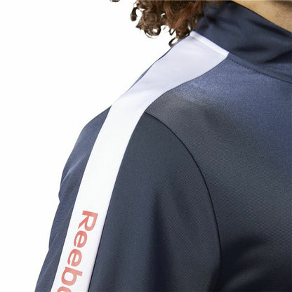 "Kragdetalj och dragkedja på Reebok Essentials Linear Logo mörkblå träningsjacka."