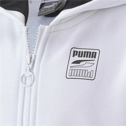 "Detaljbild på Puma-logotyp på Rebel Block Full-Zip Hoodie vit sportjacka barn."