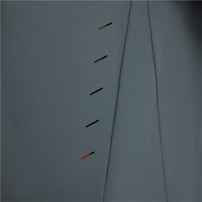 "Närbild på Puma-logotypen på Train Ultraweave mörkgrå jacka."