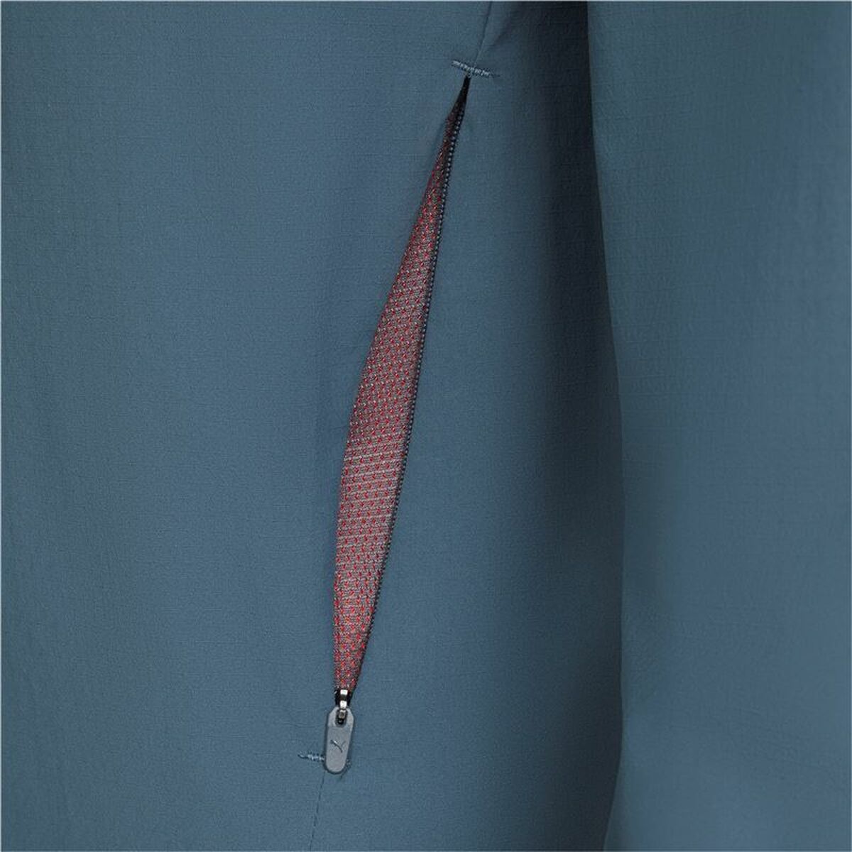 "Träningsjacka Puma Train Ultraweave mörkgrå – lätt och ventilerande design."