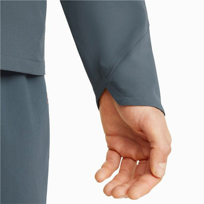 "Reflekterande detaljer på Puma Train Ultraweave mörkgrå herrjacka."