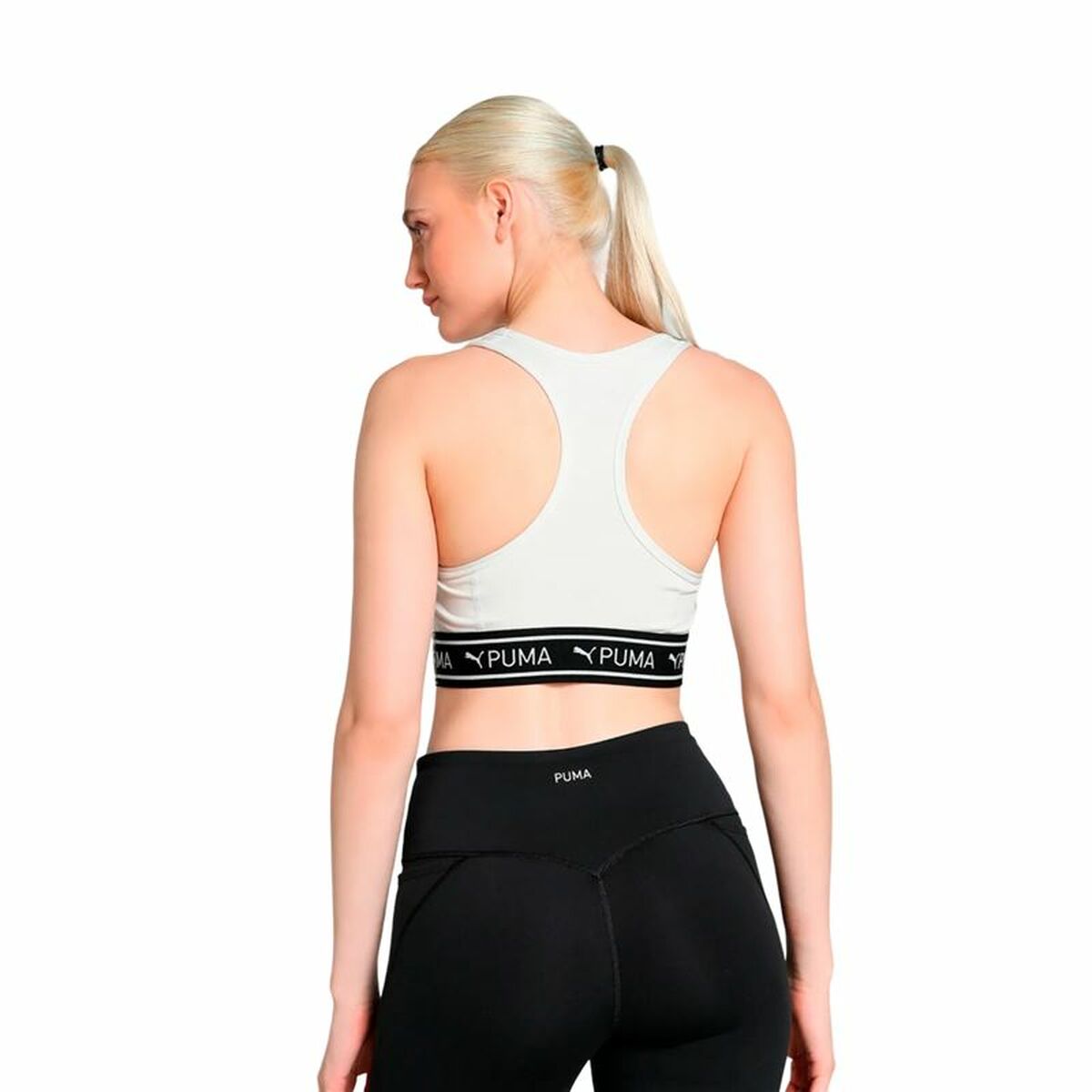"Puma 4Keeps Elastic Bra vit – modell bakifrån visar ryggdesign och passform."