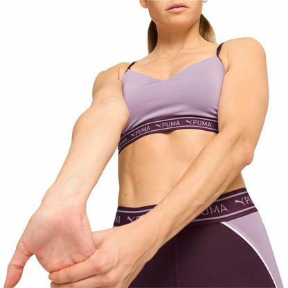 "Puma Move Strong Bra sport-bh purpur – på modell under intensiv träning."