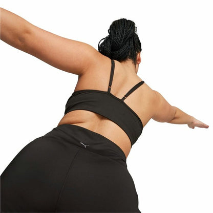 "Puma Move Yogini svart – kvinna tränar i sport-bh med mjuk stretchpassform."