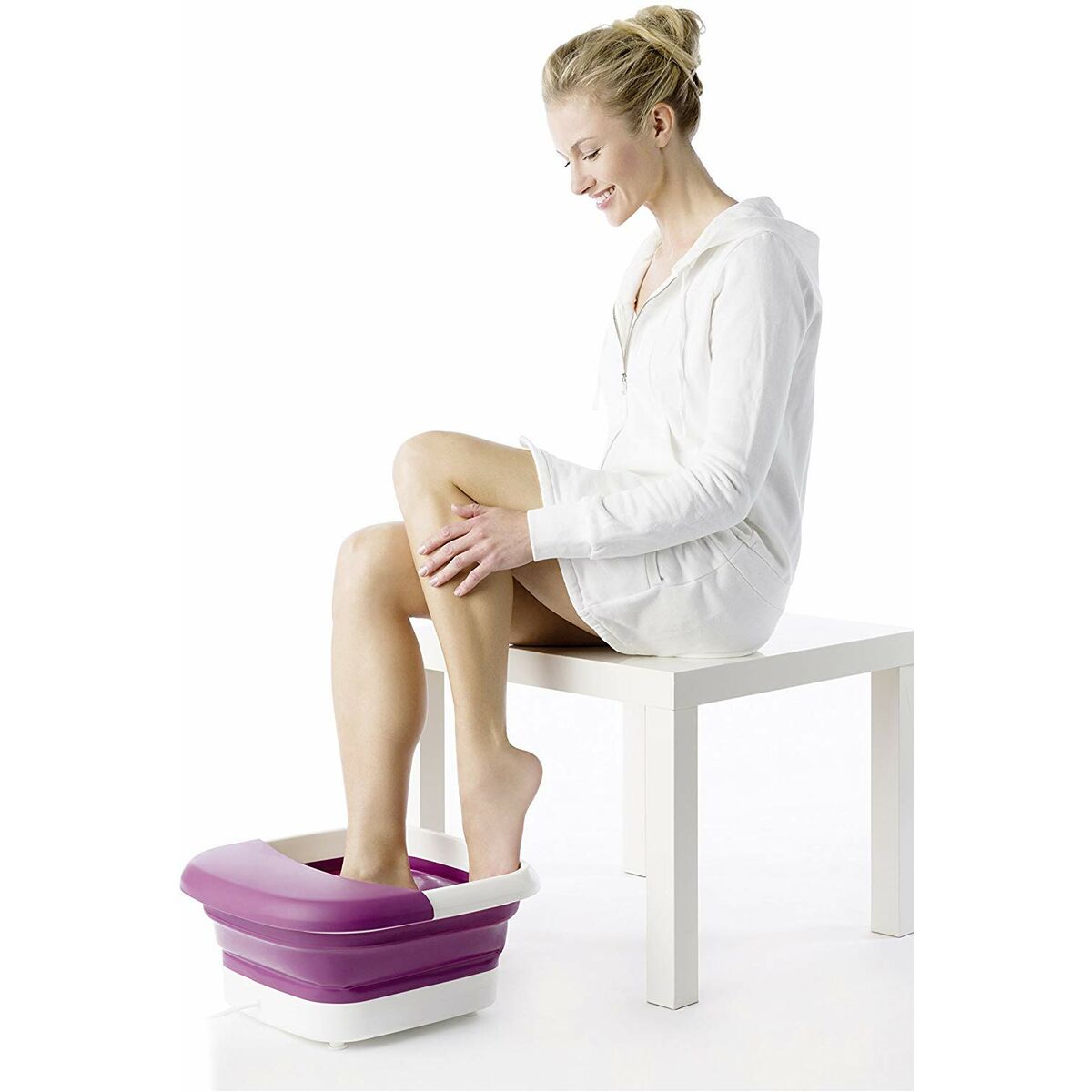 "Beurer FB30 fotmassage – modell använder fotbadet"