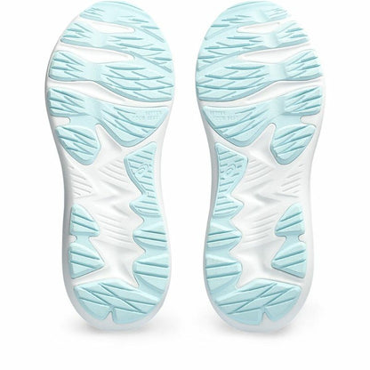 "Detaljbild av Asics Jolt 4 GS ovandel i mesh med syntetförstärkningar vid häl och tå."