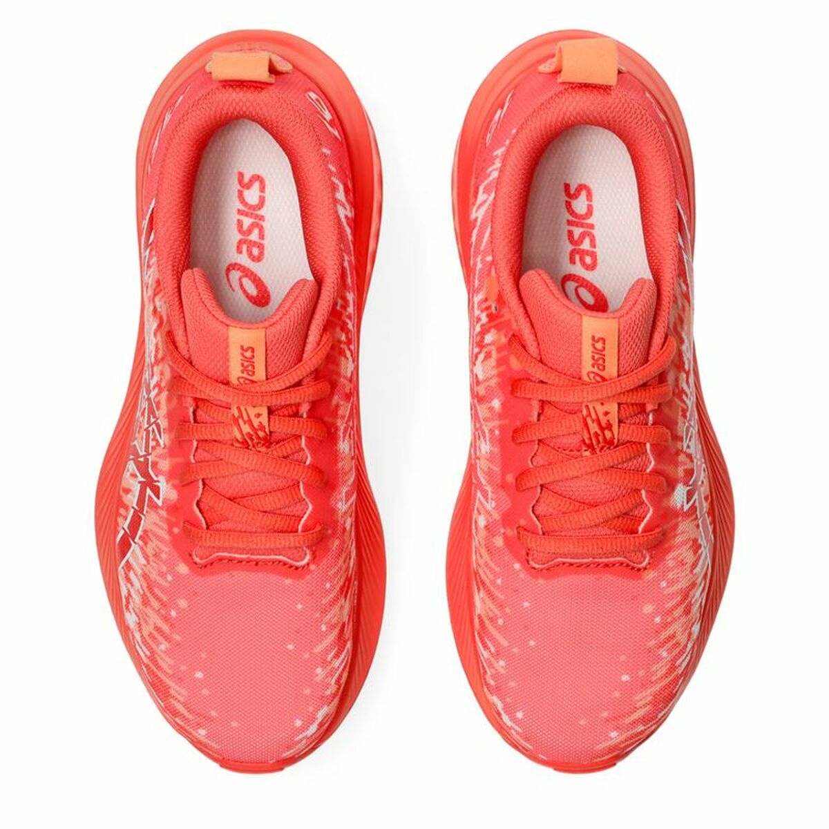 "Asics GEL-NOOSA TRI 16 GS löparsko barn – lätt, bekväm och energifylld design i rött."