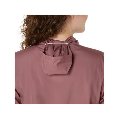 "Asics Core Jacket lätt träningsjacka dam i rörelse"