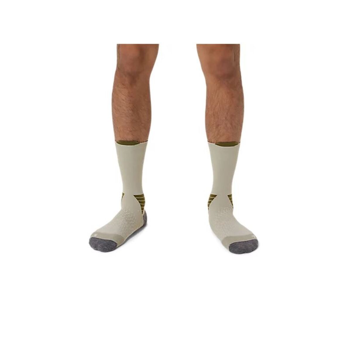 "Asics Fujitrail Crew sportstrumpor unisex framifrån"