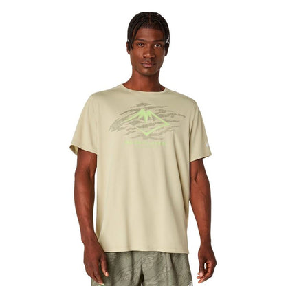 "Asics Fujitrail Logo T-shirt herr beige framifrån"