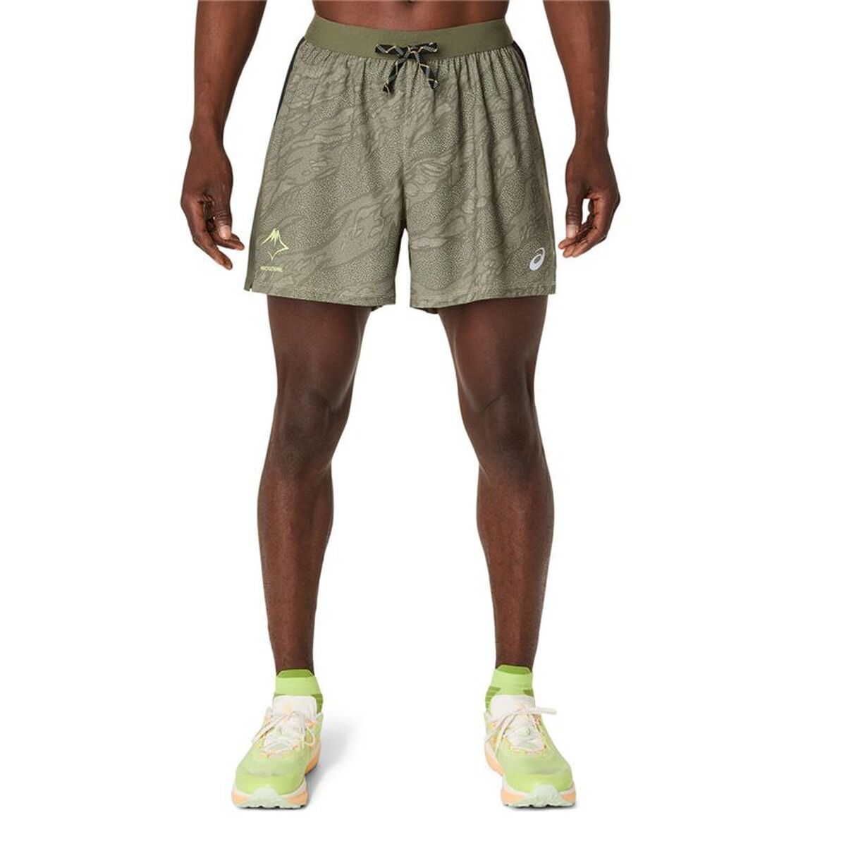 "Asics Fujitrail All Over Print oliv sportshorts herr helbild"